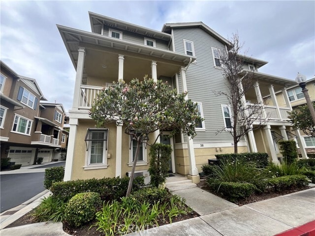 Building Photo - 1800 Oak St Unit 318