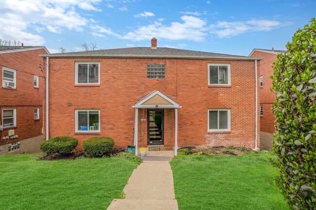 Building Photo - Spacious 1 Bedroom Apartment with Garage S... Unit 188 Apt 2