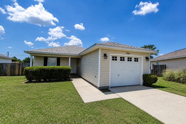 Building Photo - Spacious 3BR/2BA Navarre Home with Garage, Open Kitchen Layout, Fenced Yard & Convenient Coastal ...