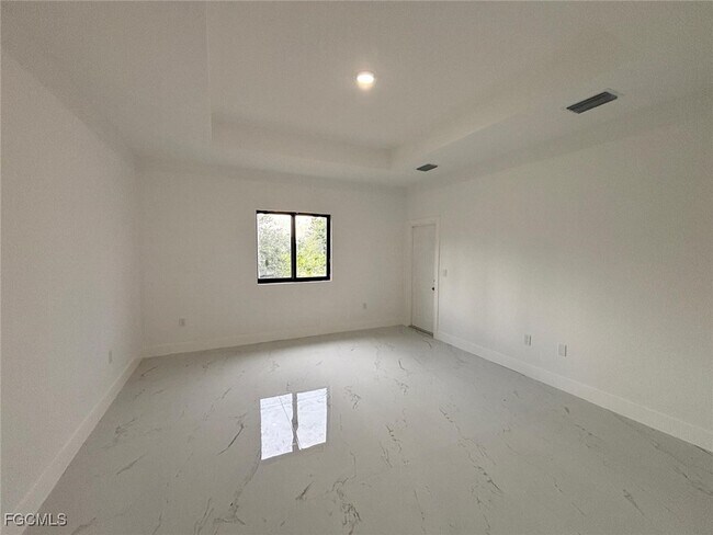 Photo - 729 Lamar St E