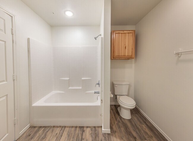 Photo - Leasing Special**  MOVE IN READY! *$0 Depo...