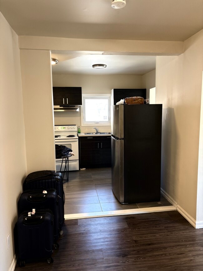 Photo - 114 Hess St S