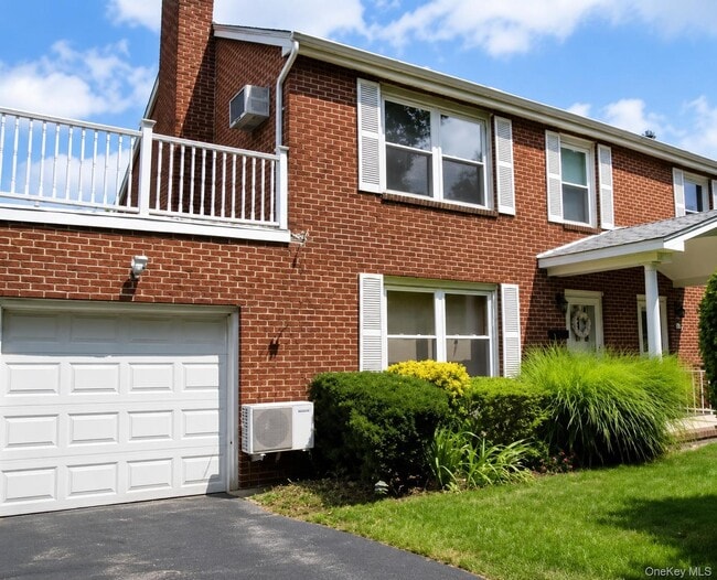 Photo - 121 Manhasset Ave