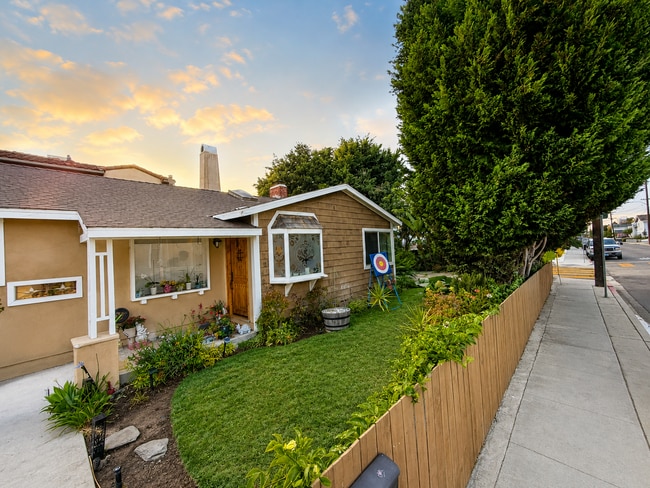 Photo - 2022 Ernest Ave