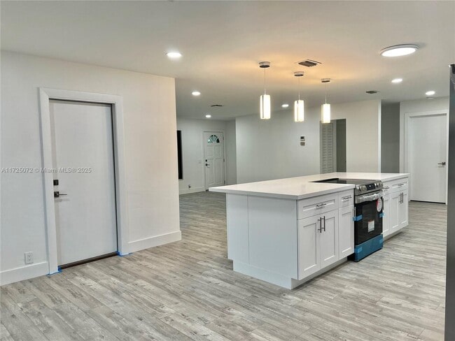 Photo - 641 NE 2nd St