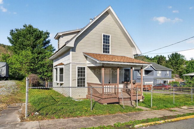 Photo - 139 Martin St