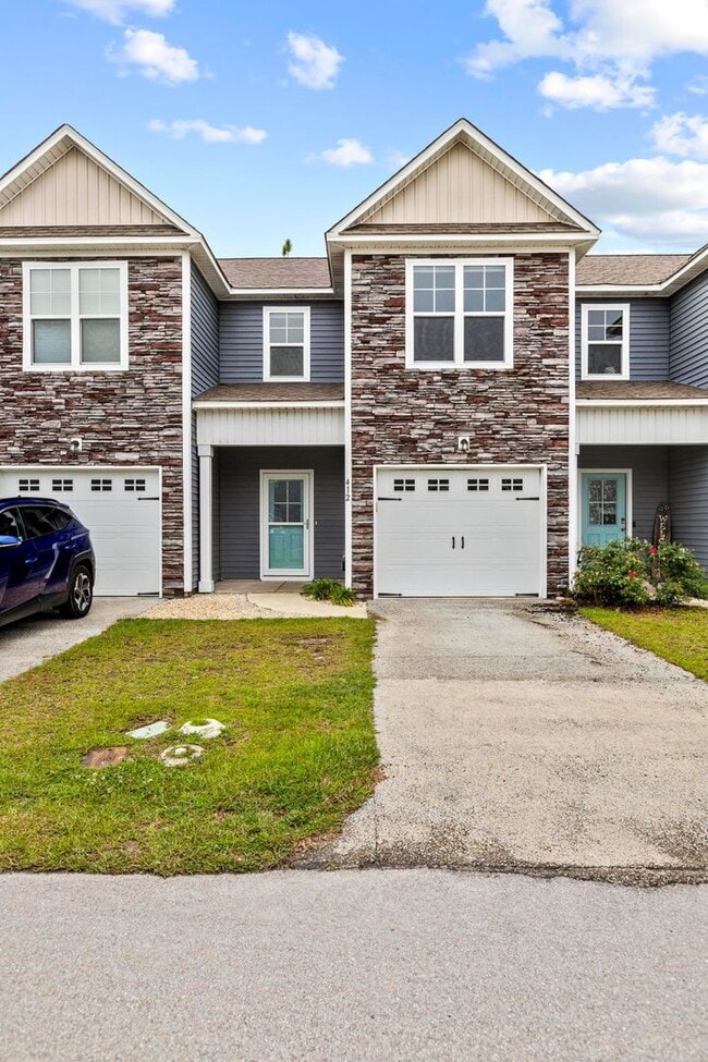 Building Photo - Large 3br Stonebay Townhome AVAILABLE NOW!