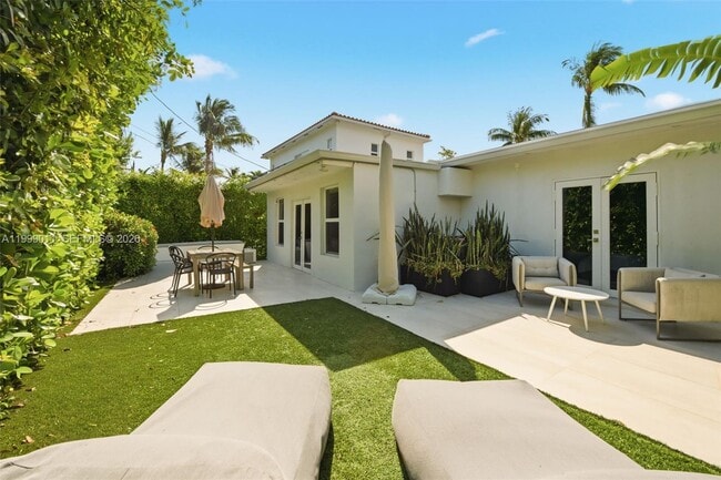 Photo - 725 W 51st St