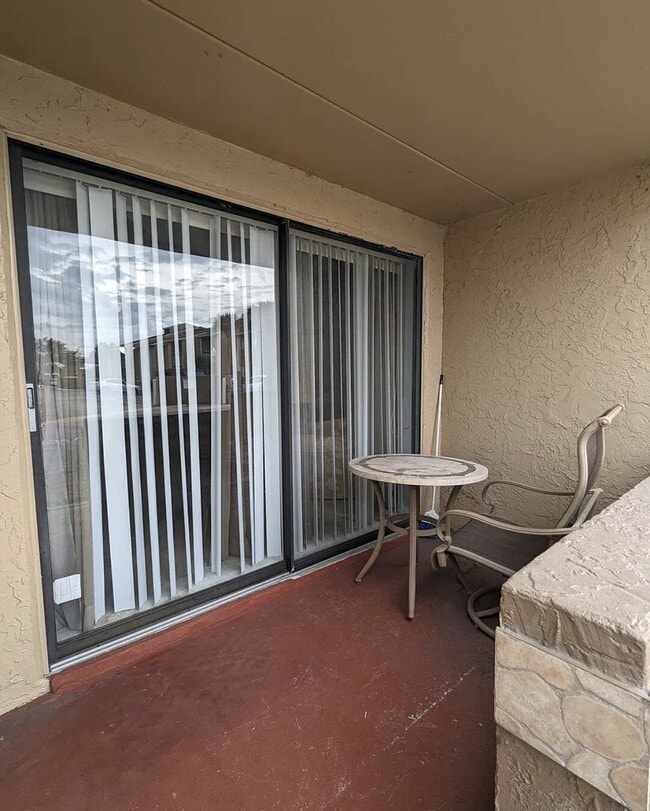 Centrally located, yet secluded 2 bedroom condo in the heart of Orlando for Rent