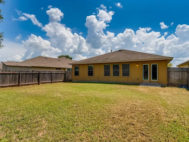 Cozy backyard for animals and sun bath - 15106 Parrish Ln House