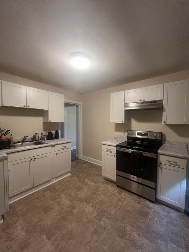 Photo - Cozy Cottage in West Nashville, Walk to Charlotte Park, Easy Interstate Access, Fenced Yard, Pet ...