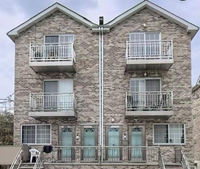 Building Photo - 259 Davis Ave Unit 2