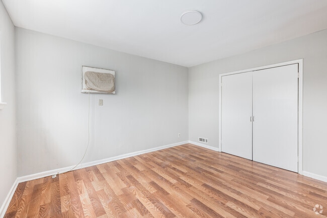 1BR, 1BA - 766SF - Bedroom