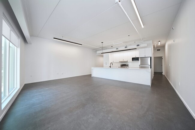 Photo - 127 Bannatyne Av