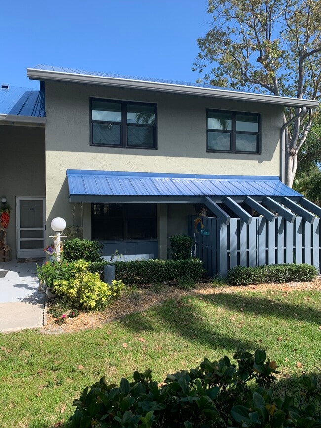 Front entrance and covered porch off bedroom - 1411 NE 14th Ct Unit Beacon 21