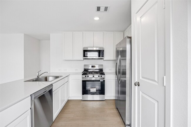 Building Photo - 915 Songbird Ln