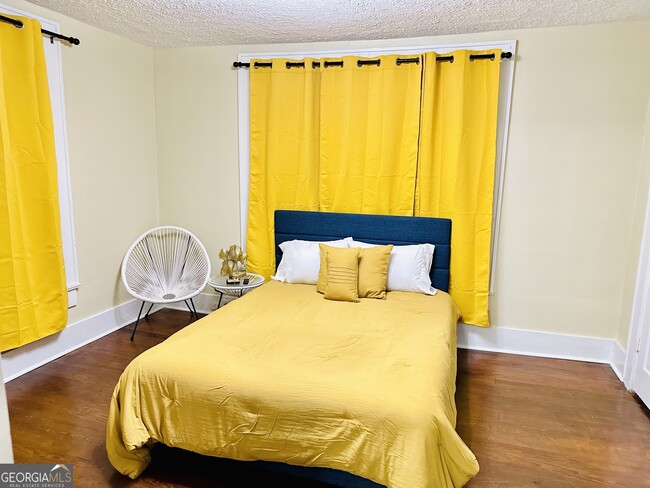 Photo - 686 Robert Henry St