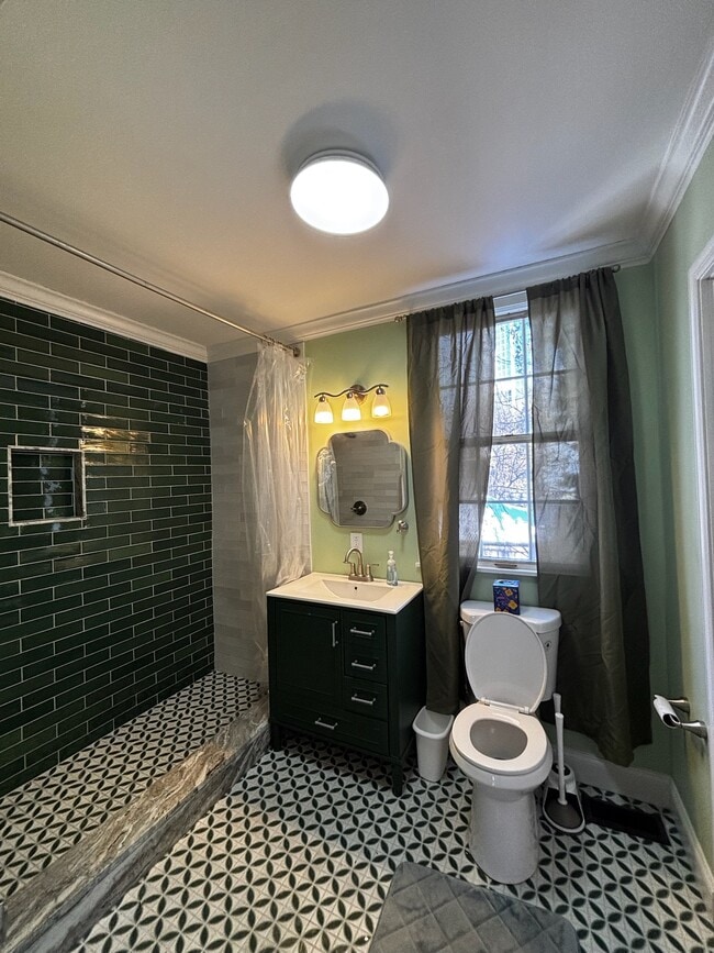 Photo - 807 W 10th St