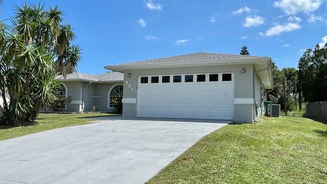 Photo - 3 BR , 2 Bath Annual Screened Pool Home Available