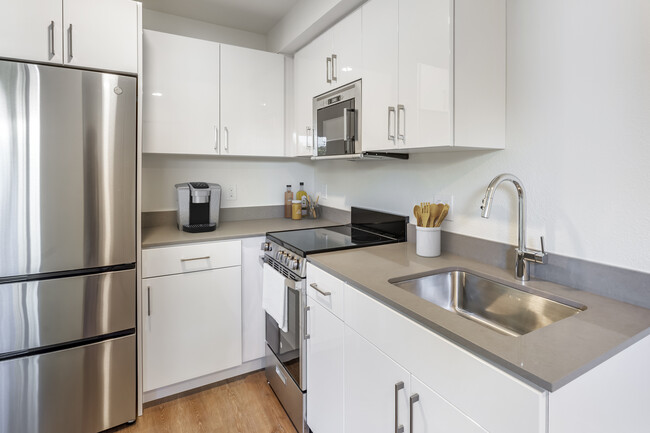 Kitchen - eaves Creekside Apartments