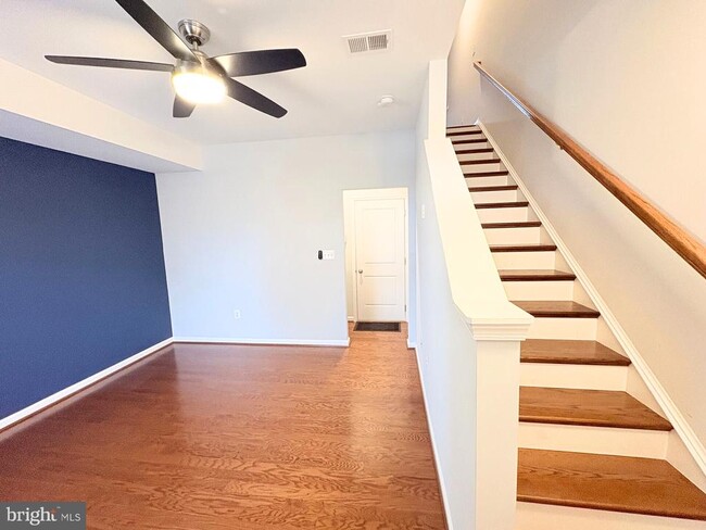 Photo - 1718 Featherstone Rd