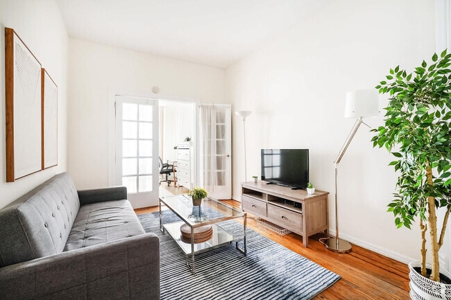 Building Photo - 211 E 14th St Rental
