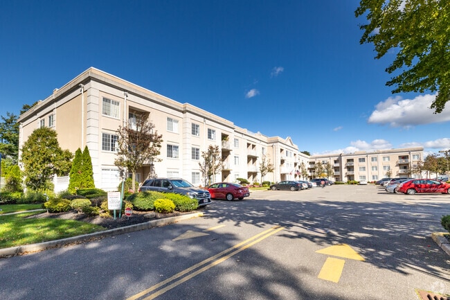 54 School Street - The Tiffany at Westbury