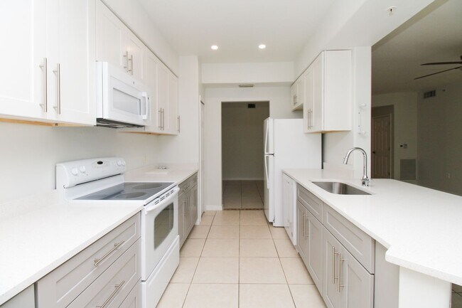 Photo - ** BEAUTIFUL UPDATED UNFURNISHED 2 BED PLU... Unidad 1302