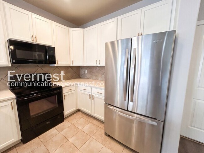 Photo - 3 Bed/2.5 Bath Townhome with Modern Amenities / Available Now!