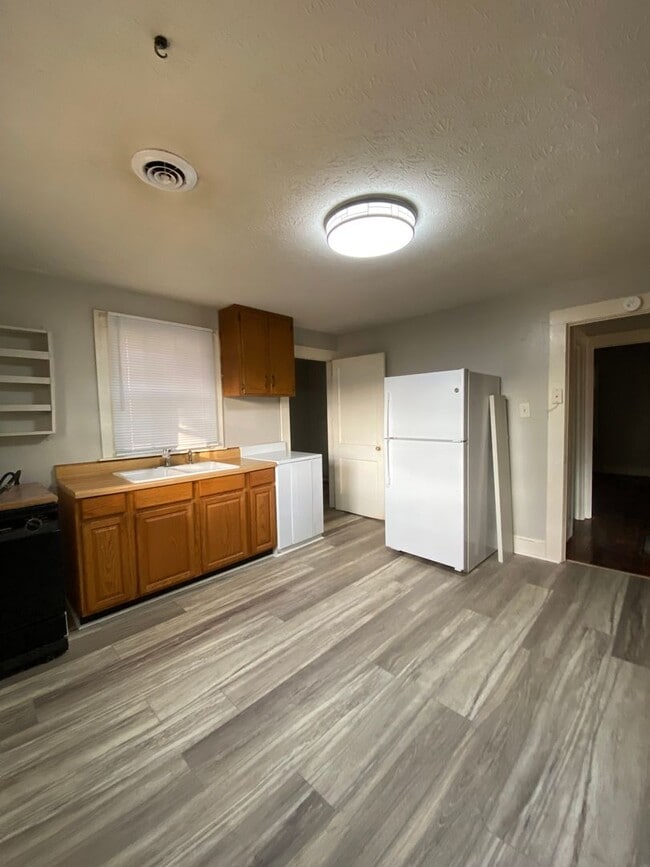 Photo - 202 Francis St W