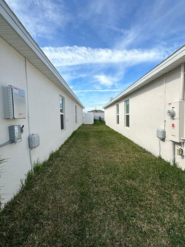 Photo - 4 Bedroom 2 bathroom in Haines City