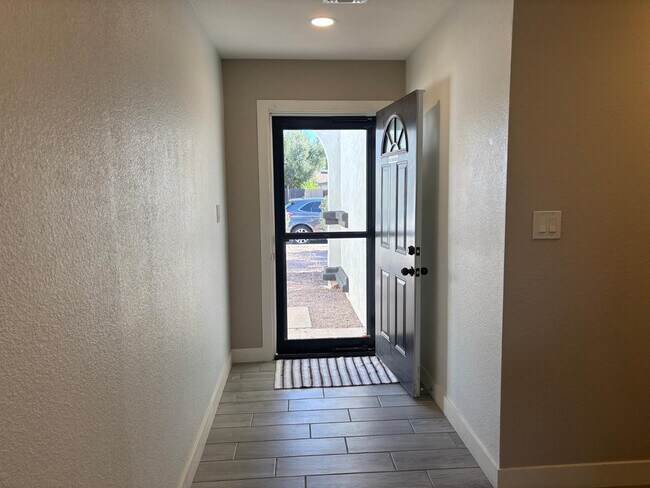 Photo - 2902 W Straford Dr