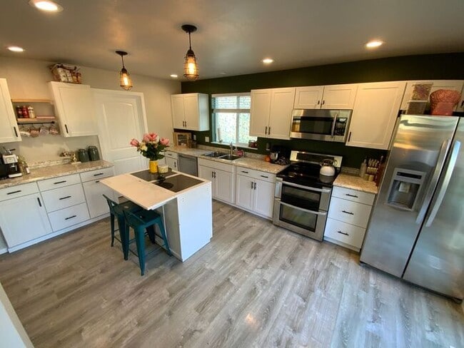 Photo - Spanaway Home 3bdr & 2.5 bath 2 car garage & UPDATED FLOOR PLAN