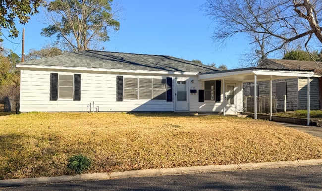 Photo - 909 Lake Ct Dr