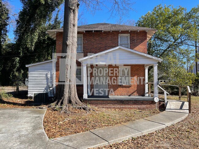 Two Bedroom House in Convenient Location - Two Bedroom House in Convenient Location