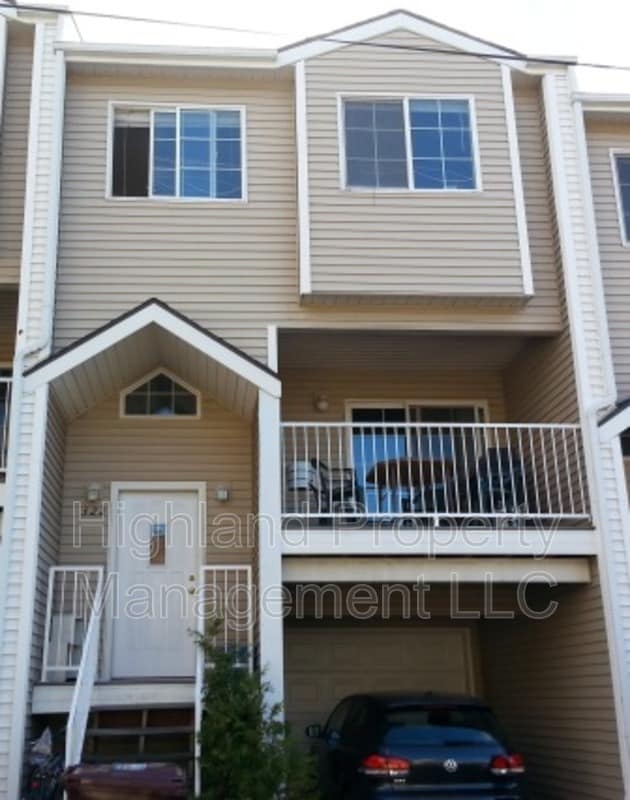 Building Photo - 322 NE Whitman St