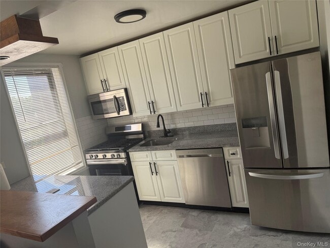 Building Photo - 555 McLean Ave Unit 6F