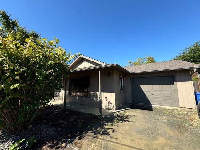 Building Photo - 3 bedroom house with Large backyard