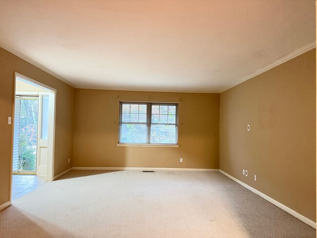 Photo - 323 Auburn Dr