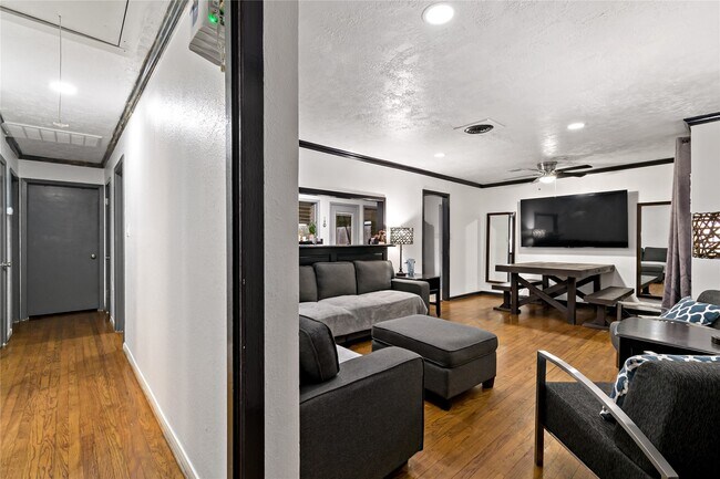 Photo - 5923 Moonmist Dr