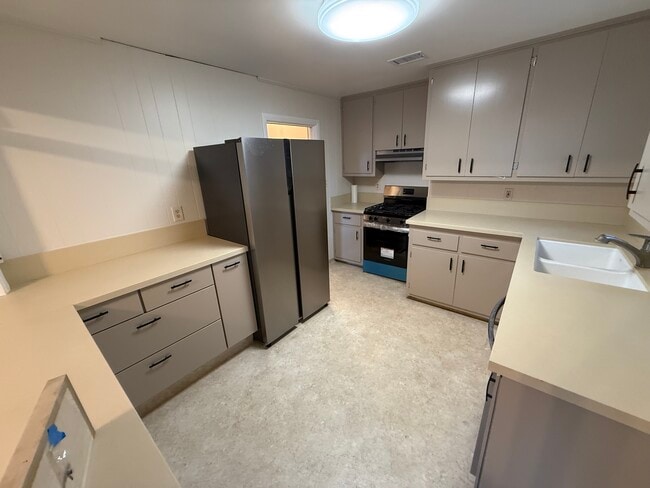 Photo - 701 Poinsettia Ave