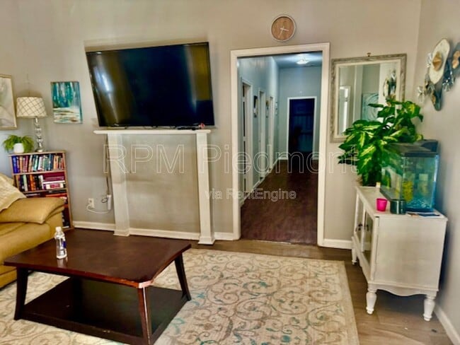 Photo - 807 Hall St NW