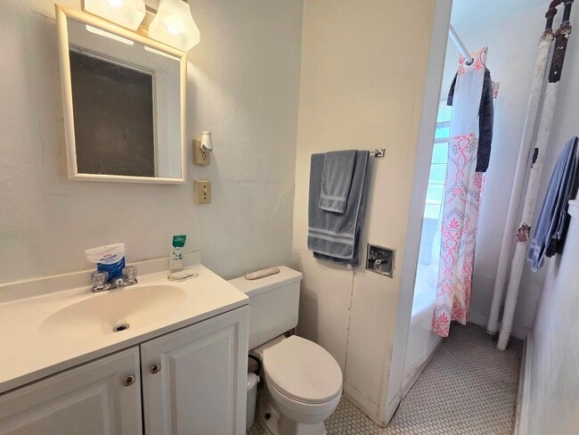 Photo - 2402 E Webster Pl Unidad 1F
