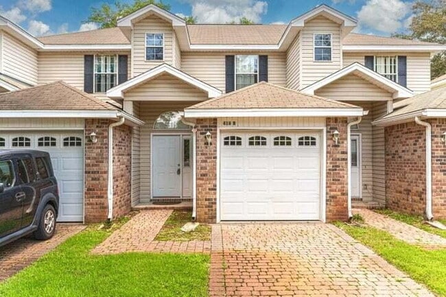 Building Photo - Move in ready Townhome in Fort Walton Beach close to Eglin AFB! Unit B