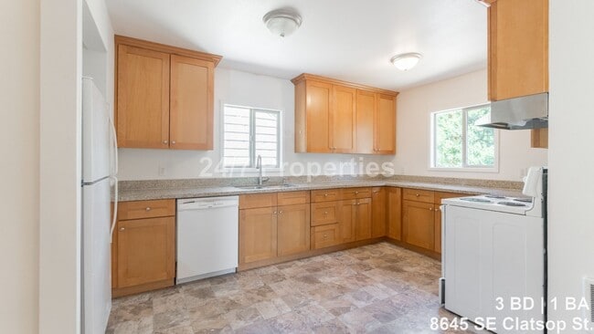Photo - Bright 3BD I 1.5BA Home w/ Large Yard - SE Portland