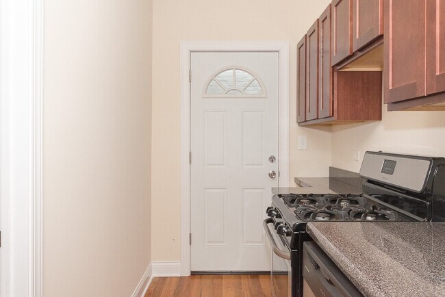 Photo - 905 W Cornelia Ave Unit J04P