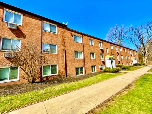 Building Photo - Royal Oaks Rental