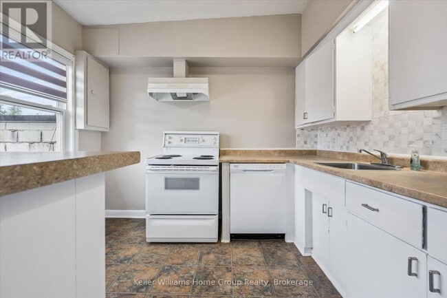 Photo - 209 St Andrew St W