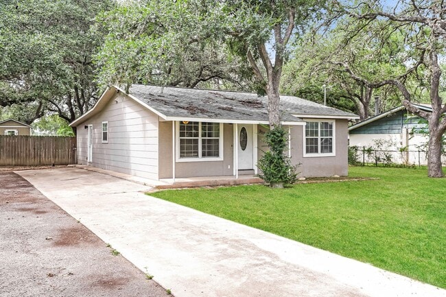 Building Photo - 3 bedrooms, HUGE yard, detached workshop & She shed, No HOA - Only 2 miles from Randolph AFB