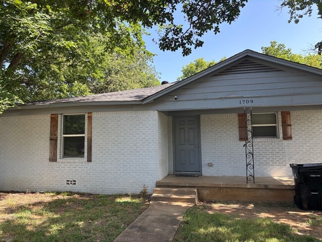 Building Photo - 4/2 in Convenient Denison Location Near Morton!